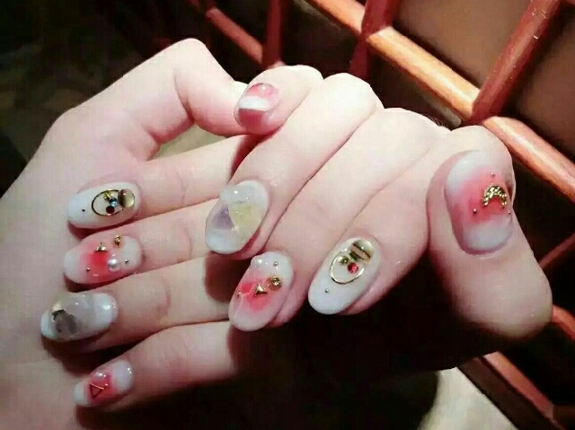 美甲甲油膠照燈會疼怎么辦？